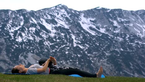 Frau-praktizieren-Yoga-im-freien