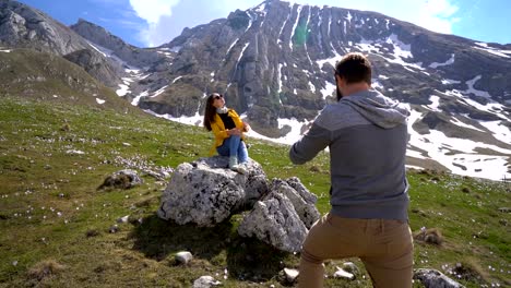 Novio-toma-fotos-de-su-novia-al-aire-libre