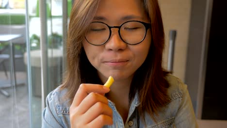 junge-Frau-essen-Pommes-frites