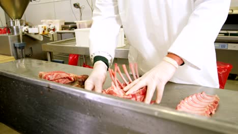 Metzger,-die-Vermittlung-von-rotem-Fleisch-auf-Arbeitsplatte