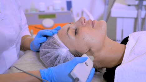 Esteticista-hace-un-facial-de-limpieza-con-equipos-electrónicos