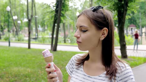 Junge-Schönes-Mädchen-Essen-Eiscreme-im-park