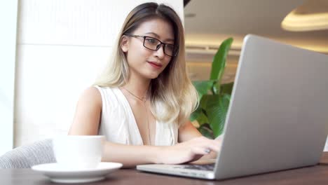 Asian-businesswoman-using-computer