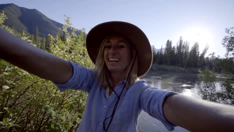 Selfie-Porträt-der-jungen-Frau-in-Kanada