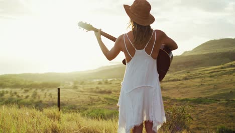 Junge-Frau-spielt-Gitarre