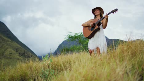 Junge-Frau-spielt-Gitarre