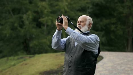 Canas-hombre-senior-fotografías-un-parque-de-otoño