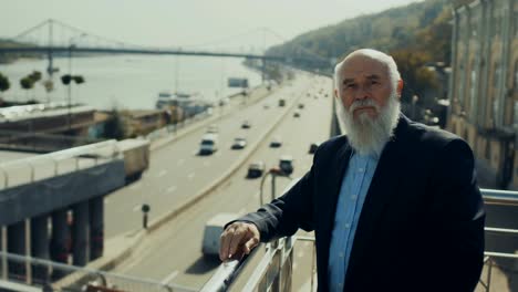 Hombre-senior-cansado-goza-de-un-tráfico-de-la-ciudad-desde-el-puente