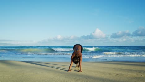 Mujer-practicar-Yoga