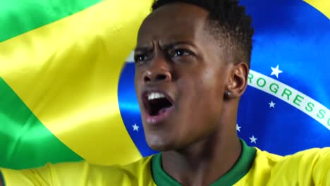 Brasilianische-junge-schwarze-Mann-feiert-mit-Brasilien-Flagge
