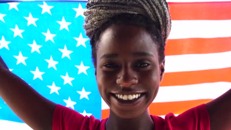 Joven-estadounidense-Black-Woman-celebrando-con-la-bandera-de-Estados-Unidos