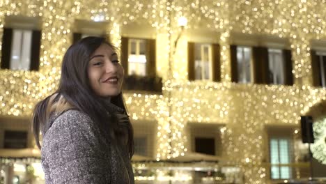 mujer-feliz-sonriendo-a-la-cámara-con-el-Palacio-iluminado-en-el-fondo