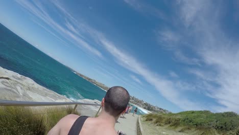 Hombre-tomando-un-selfie-en-una-playa-de-Sydney,-Australia