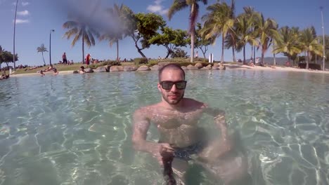 Hombre-tomando-un-selfie-bajo-el-agua-en-una-piscina-en-Queensland,-Australia