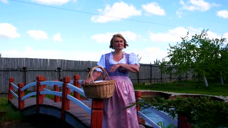 Una-mujer-en-un-traje-nacional-está-de-pie-por-un-hermoso-puente-en-un-estanque.