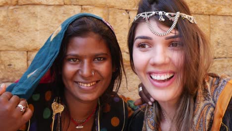 Touristen-mit-einem-indischen-Zigeunermädchen,-Jaisalmer,-Indien