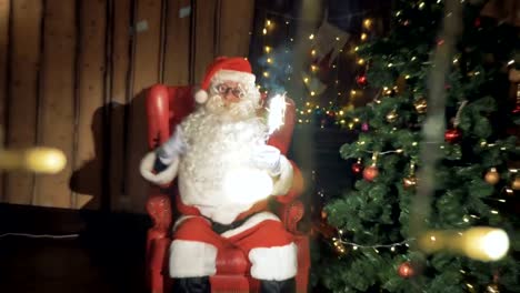 Santa-Claus-mit-einem-funkelnden-Feuerwerk-Lächeln-lädt-Sie-zur-Weihnachtsfeier.-Silvester-feiern-Konzept.