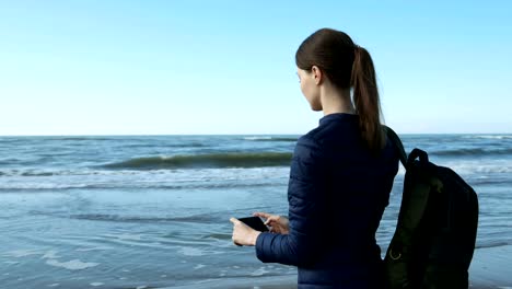 Touristischen-Mädchen-nehmen-Foto-des-Meeres-am-Telefon