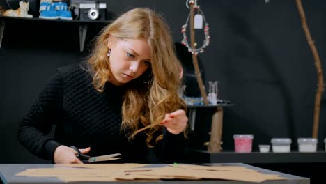 Berufstätige-Frau-Dekorateur,-Designer-arbeiten-mit-Kraftpapier