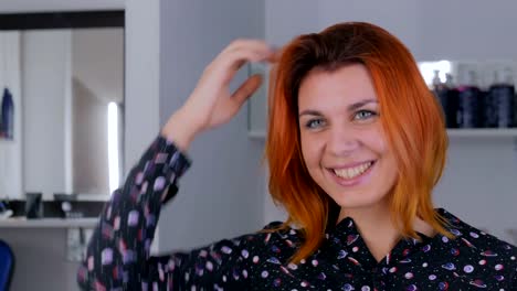 Hübsche-junge-Frau-mit-orange-Haarfarbe-im-Friseursalon