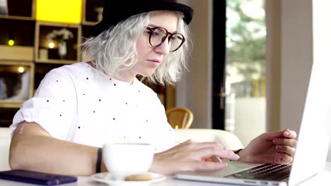 Businesswoman-working-on-laptop