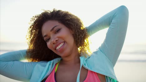 Porträt-des-afroamerikanischen-Frauen-auf-Strandurlaub