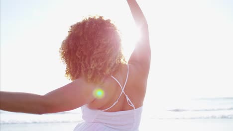 Porträt-des-afroamerikanischen-Frauen-auf-Sonnenuntergang-Strand