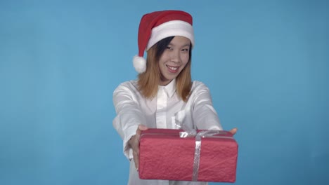 schöne-koreanische-weibliche-Weihnachtszeit-mit-Geschenk