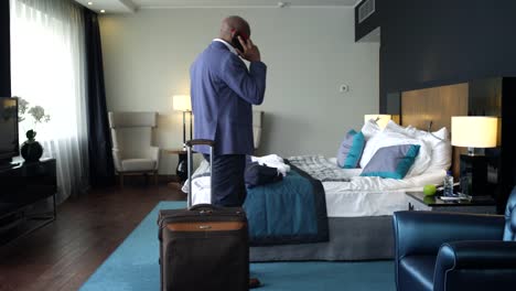 Der-Business-Aufruf-in-einem-Hotelzimmer