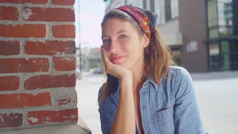 Mujer-joven-inconformista-sentado-afuera-de-una-tienda-de-café,-retrato