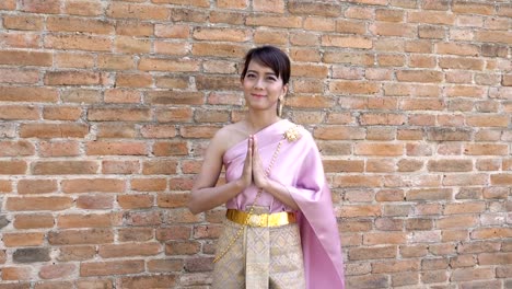 Thai-Frau-in-thai-traditionelle-Kleidung-in-archäologische-Stätte