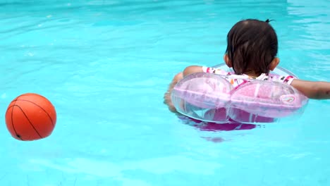 Asiatische-süß-acht-Monate-Baby-Swimming-Pool-spielen.