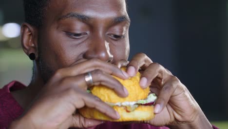 glücklich-afroamerikanische-dicker-Mann-einen-Hamburger-Essen.