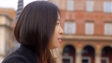 Hermosa-mujer-China-contemplando-la-ciudad.-Mujer-asiática-soñando