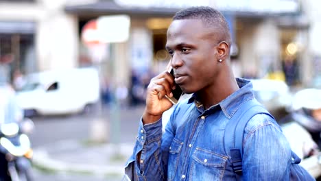 Portrait-des-afrikanischen-Schwarzen-Mann-sprechen-per-Telefon-in-der-Stadt