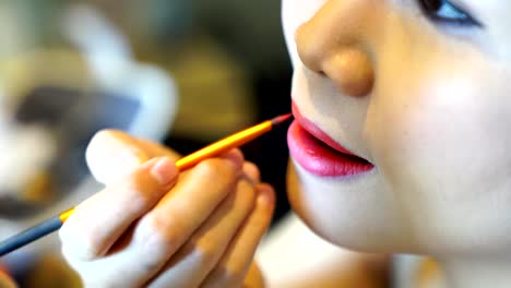 Mujer-del-primer-plano-es-maquillaje,-aplicar-lápiz-labial-en-su-boca.