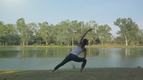 Junge-asiatische-Frau-Yoga-im-Freien-bleiben-Sie-ruhig-und-meditiert-beim-Üben-von-Yoga,-die-innere-Ruhe-zu-erkunden.-Yoga-und-Meditation-haben-gute-Vorteile-für-die-Gesundheit.-Yoga-Sport-und-gesunde-Lifestyle-Konzept.