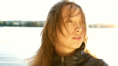 Frau,-Blick-in-die-Kamera-am-Strand