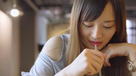 Hermosa-joven-mujer-comiendo-un-helado