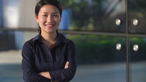 Retrato-de-feliz-joven-mujer-asiática-sonrisa-a-cámara-lenta,-4k