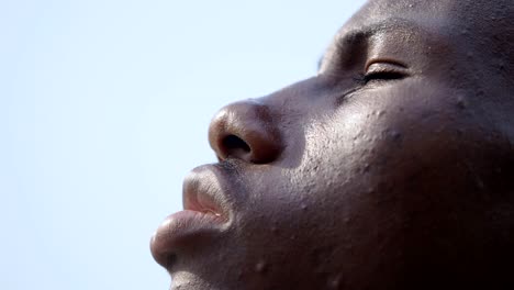 cerrar-el-hombre-negro-africano-en-la-oración,-mirando-el-cielo