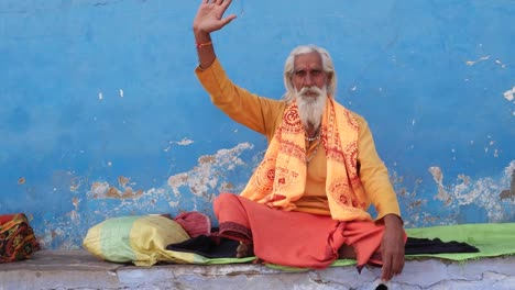 Baba-de-Sadhu,-hombre-santo-indio,-dando-las-bendiciones-con-su-mano-derecha-levantada-en-Pushkar,-Rajastán