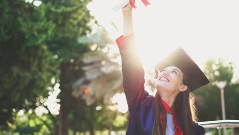 Estudiante-graduado-levantando-su-diploma