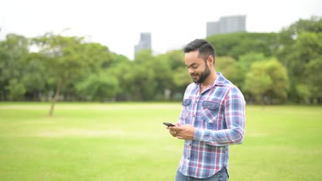 Retrato-de-joven-guapo-indio-en-el-Parque