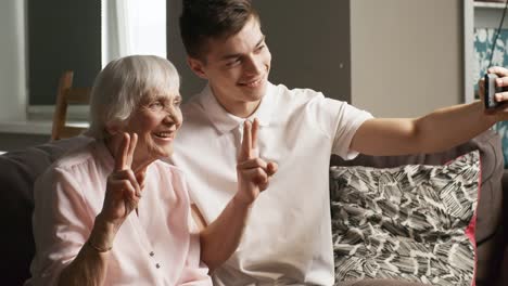 Abuela-y-nieto-posando-para-la-cámara-del-Smartphone