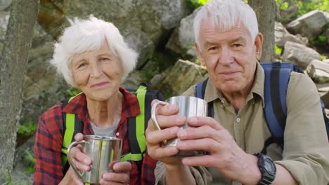 Ältere-Touristen-Teetrinken-im-Wald