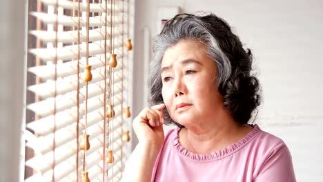 Asia-mujer-senior-con-emoción-triste.