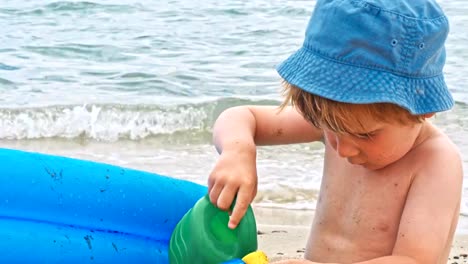 Kleiner-Junge-spielt-in-der-Nähe-von-Meer