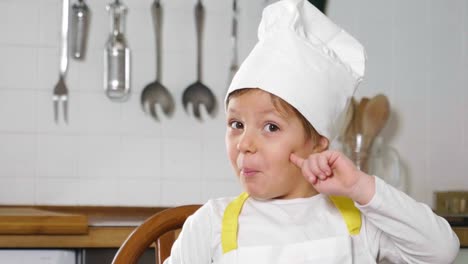 Retrato-de-dos-hermanas-en-la-cocina-vestida-como-chefs-profesionales-que-sonrisa-y-besos-mirando-a-la-cámara-con-los-brazos-doblados-por-los-chefs-profesionales-reales.