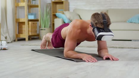 Mann-in-VR-Brille-praktizierender-Plank